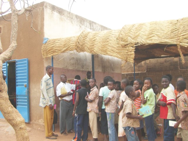 Children using a travelling library, Burkina Faso